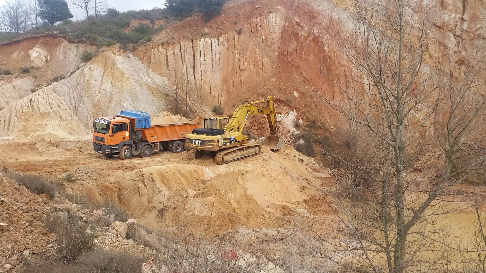 Excavadora y camión bañera en la cantera