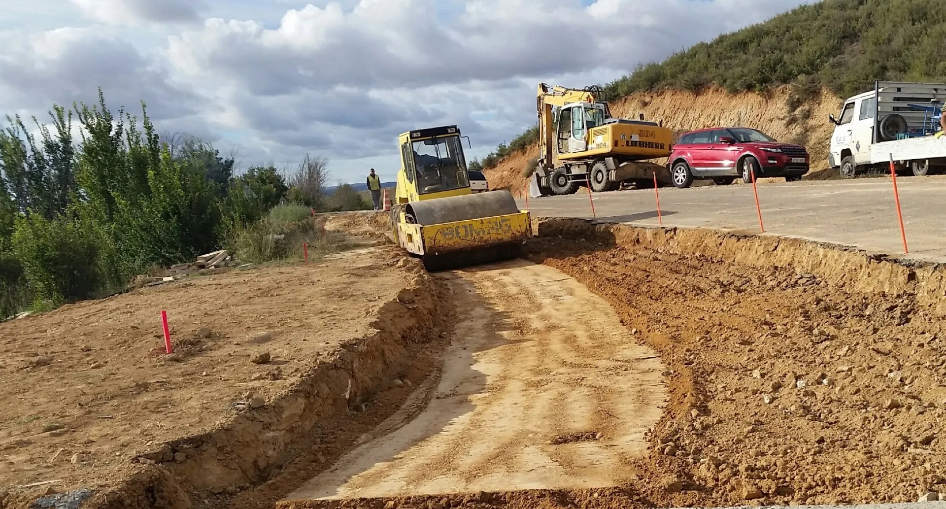 Compactadora preparando la base de una carretera