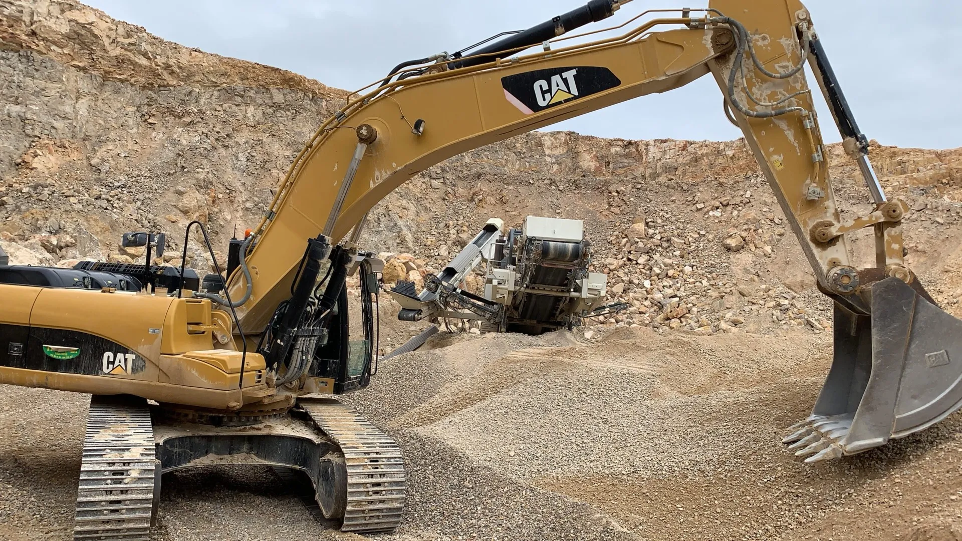 Excavadora cargando grava